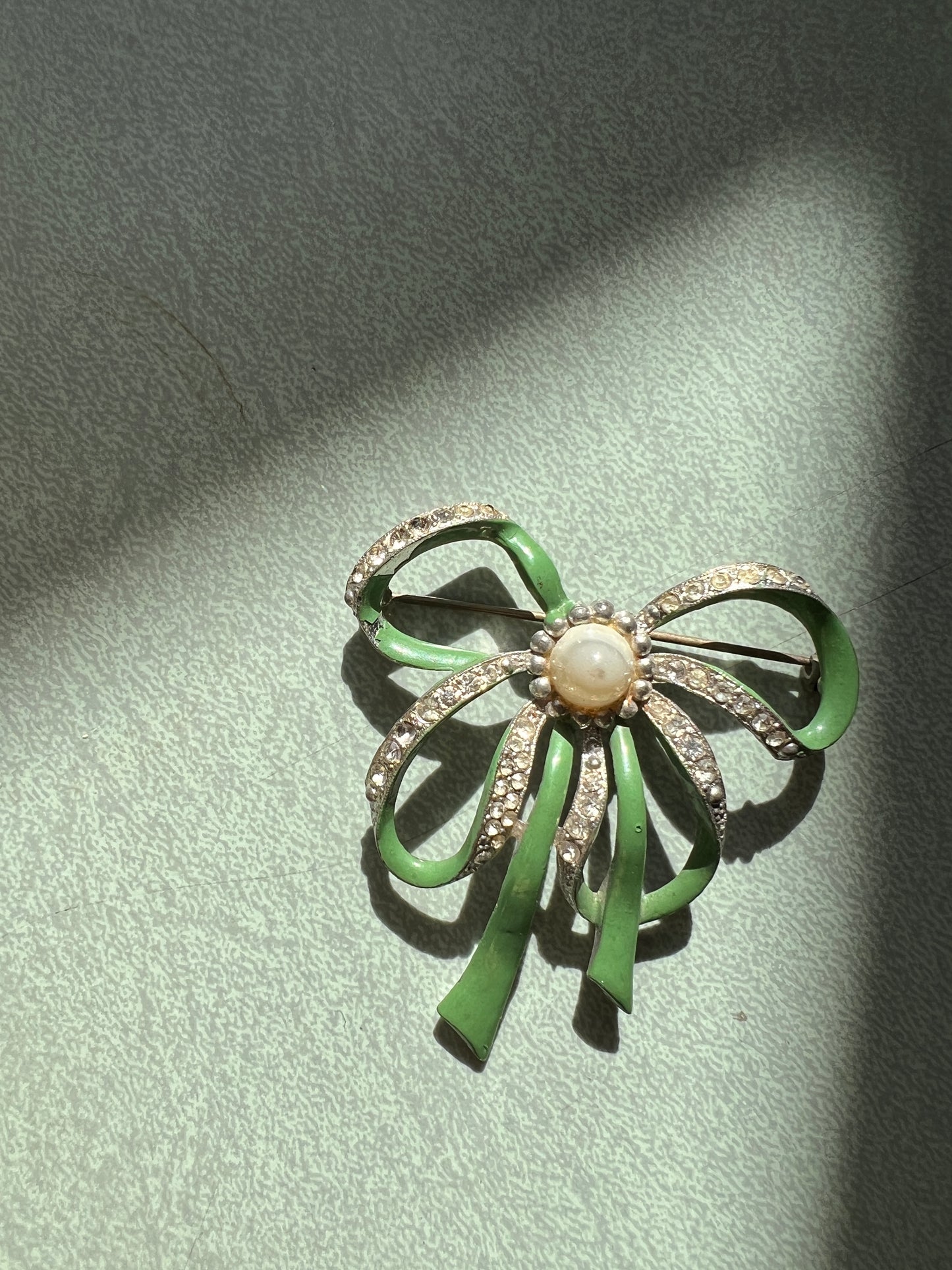 1940s Enameled Bow Brooch w Rhinestones