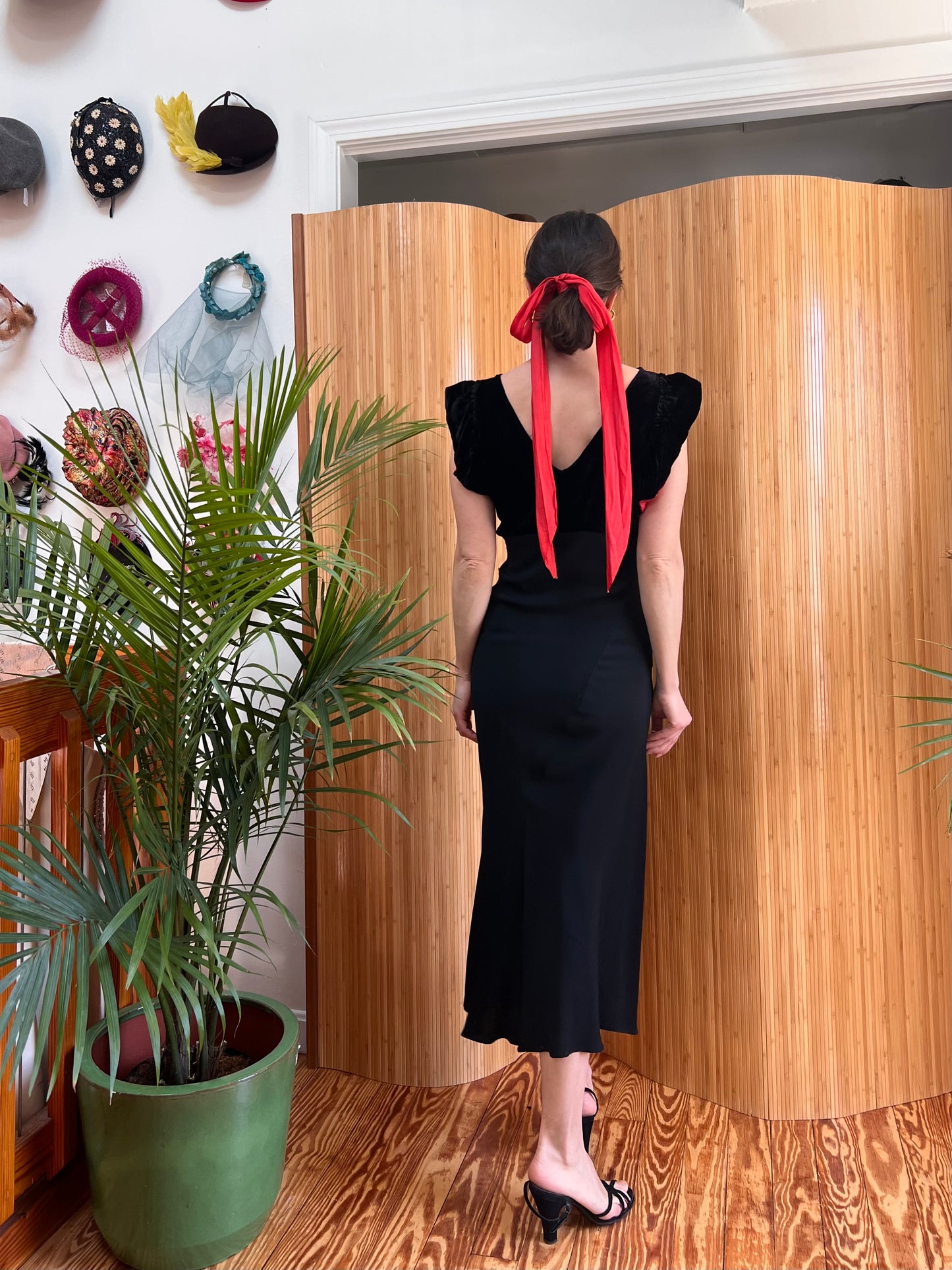 1930s Deco Bias Cut Velvet & Crepe Gown with Flutter Sleeves S