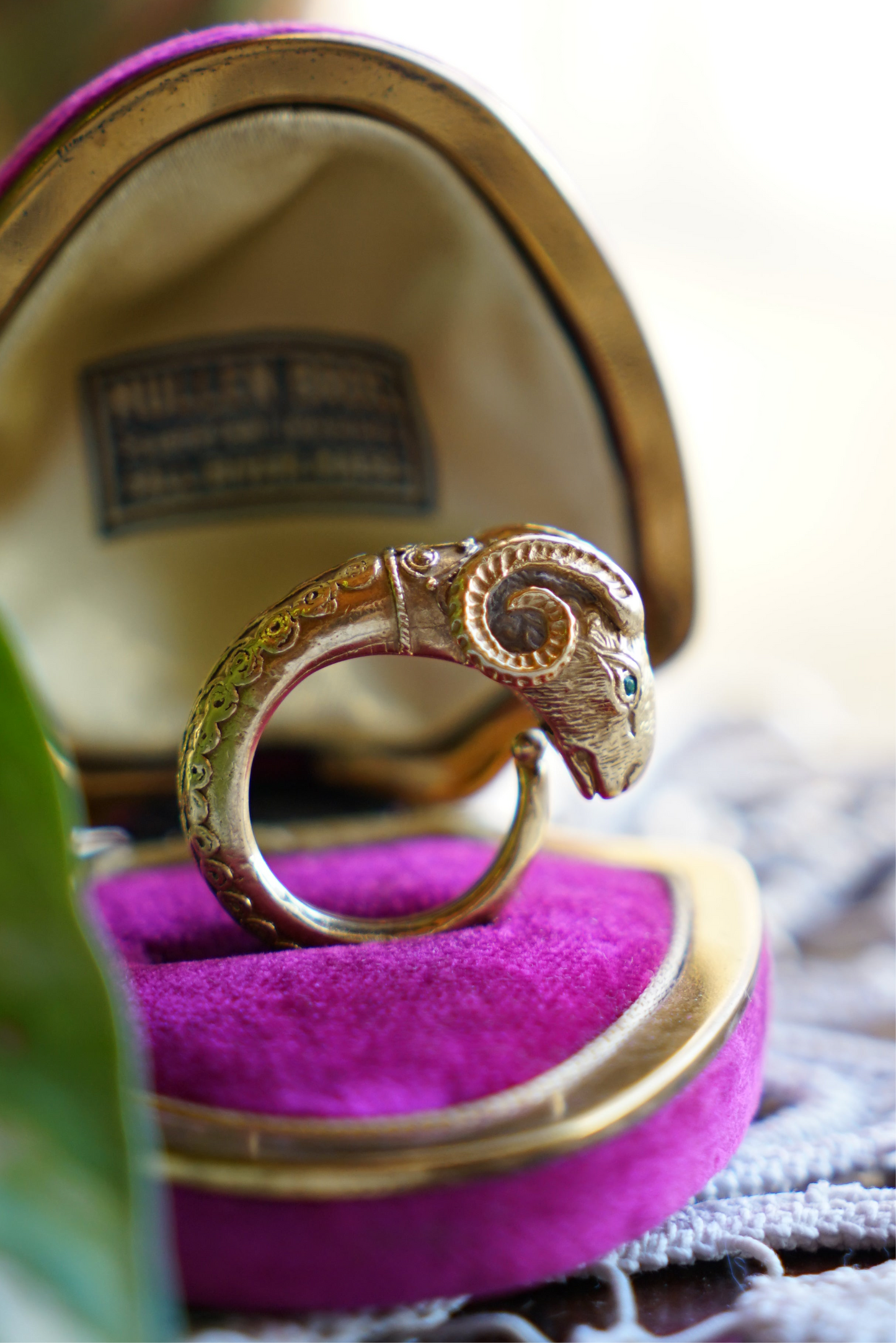 Vtg 18K Neoclassical Ram's Head Ring w Emerald Eyes