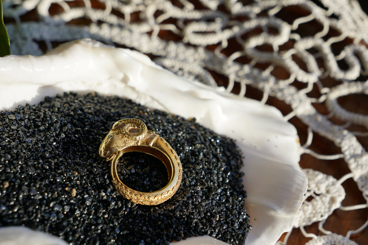 Vtg 18K Neoclassical Ram's Head Ring w Emerald Eyes