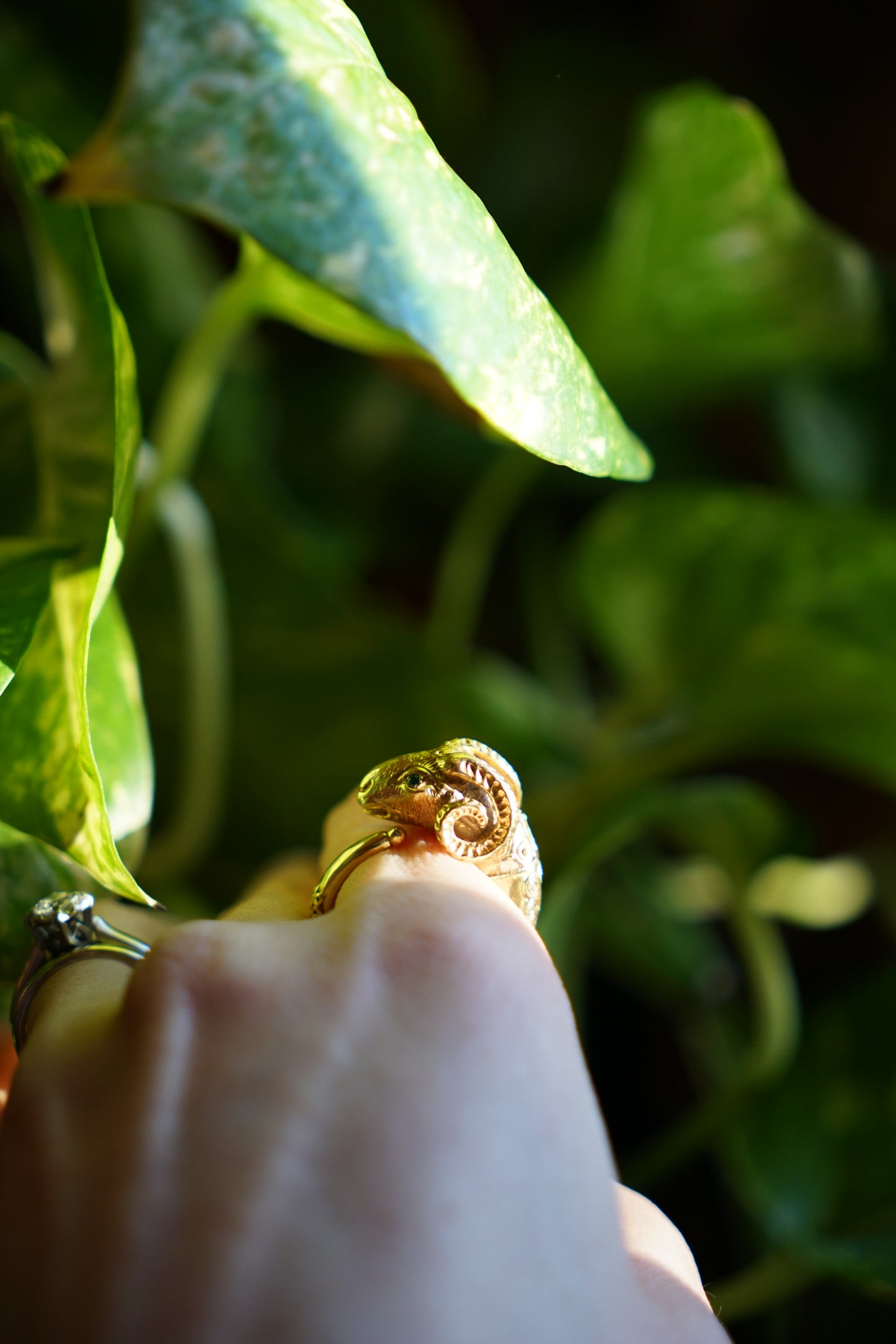 Vtg 18K Neoclassical Ram's Head Ring w Emerald Eyes